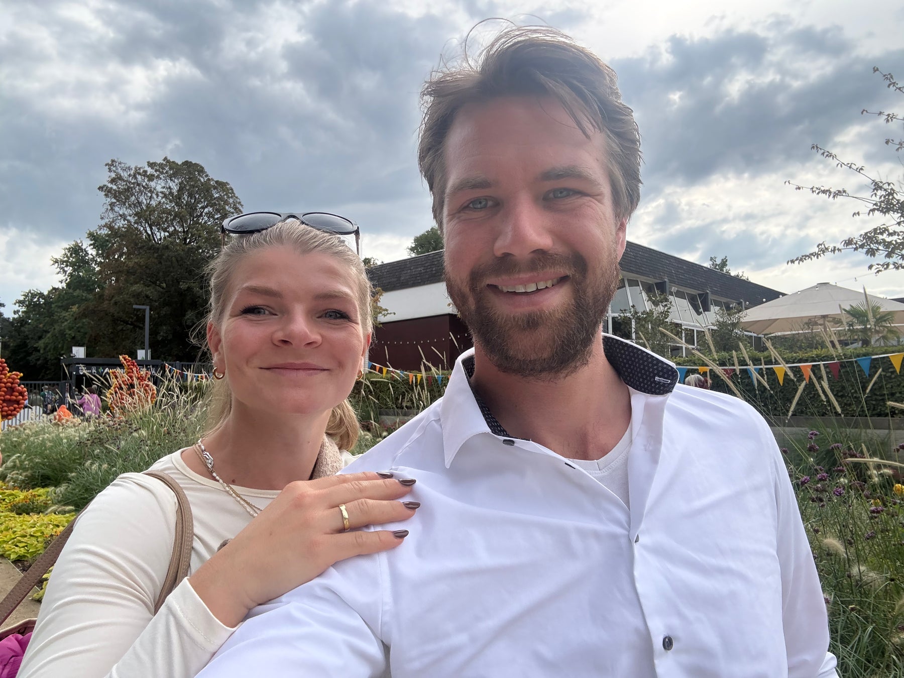 Camper von Nomad Tags vor einer Bergkulisse